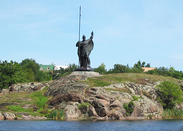 Корсунь-Шевченківський Пам'ятник Росичу на острові Зелений посеред річки Рось